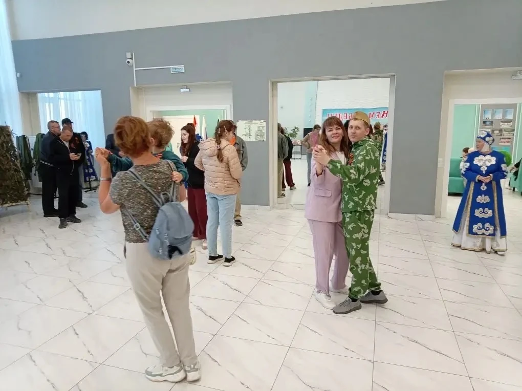 🇷🇺 «Вальс Победы» прошел в Доме Культуры. 🎤🎹
«Вальс Победы» — это дань уважения нашим предкам, к