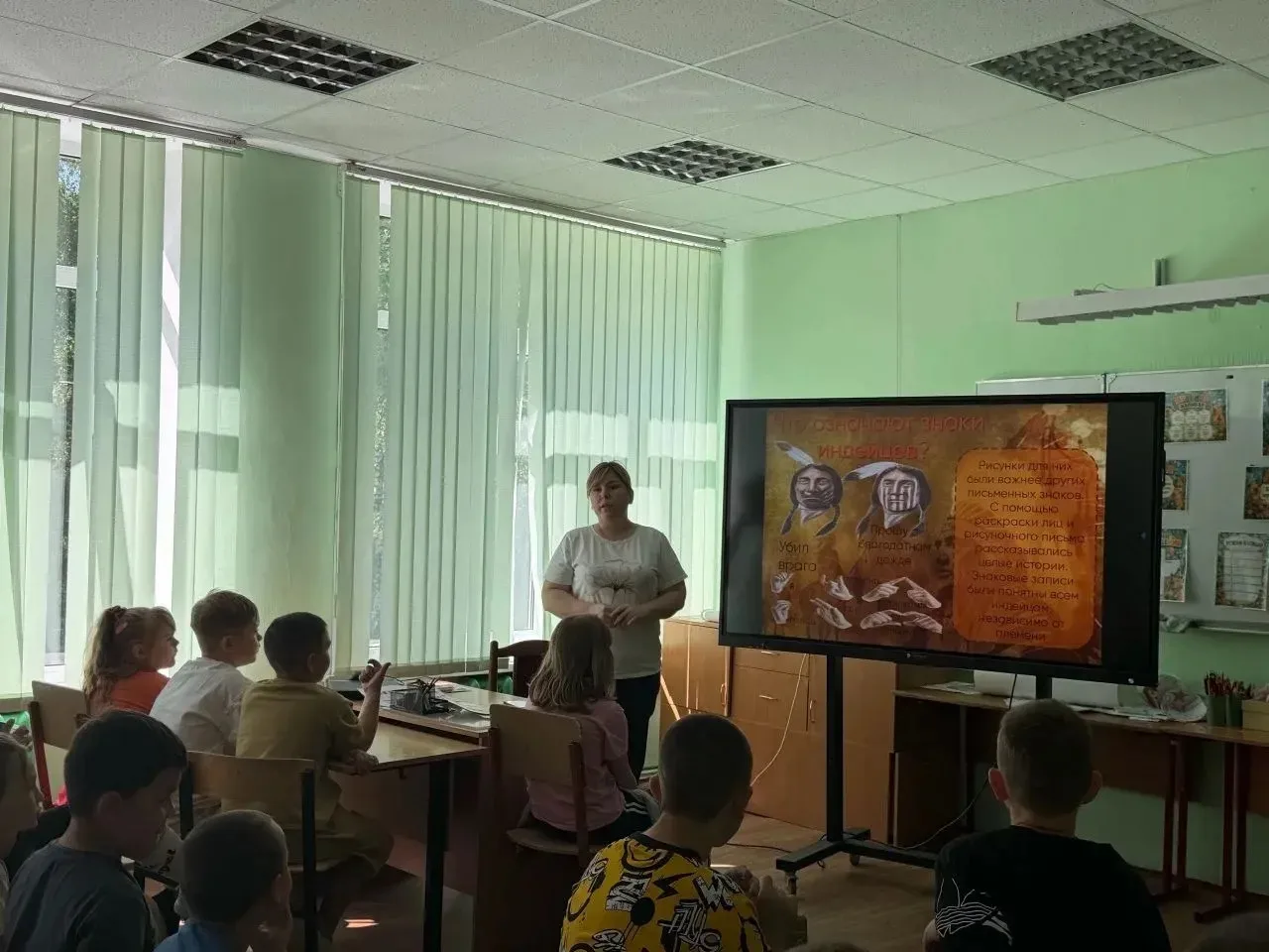 24 июня в лагере "Огонёк" (ул.Дачная,  д.1) был  объявлен Днём индейца, и отряды с азартом погрузили