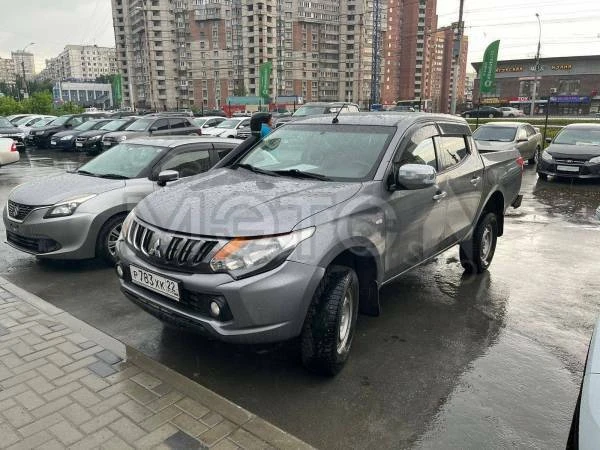 Представленный рамный пикап Mitsubishi L200 2017 года выпуска представляет собой надежн...