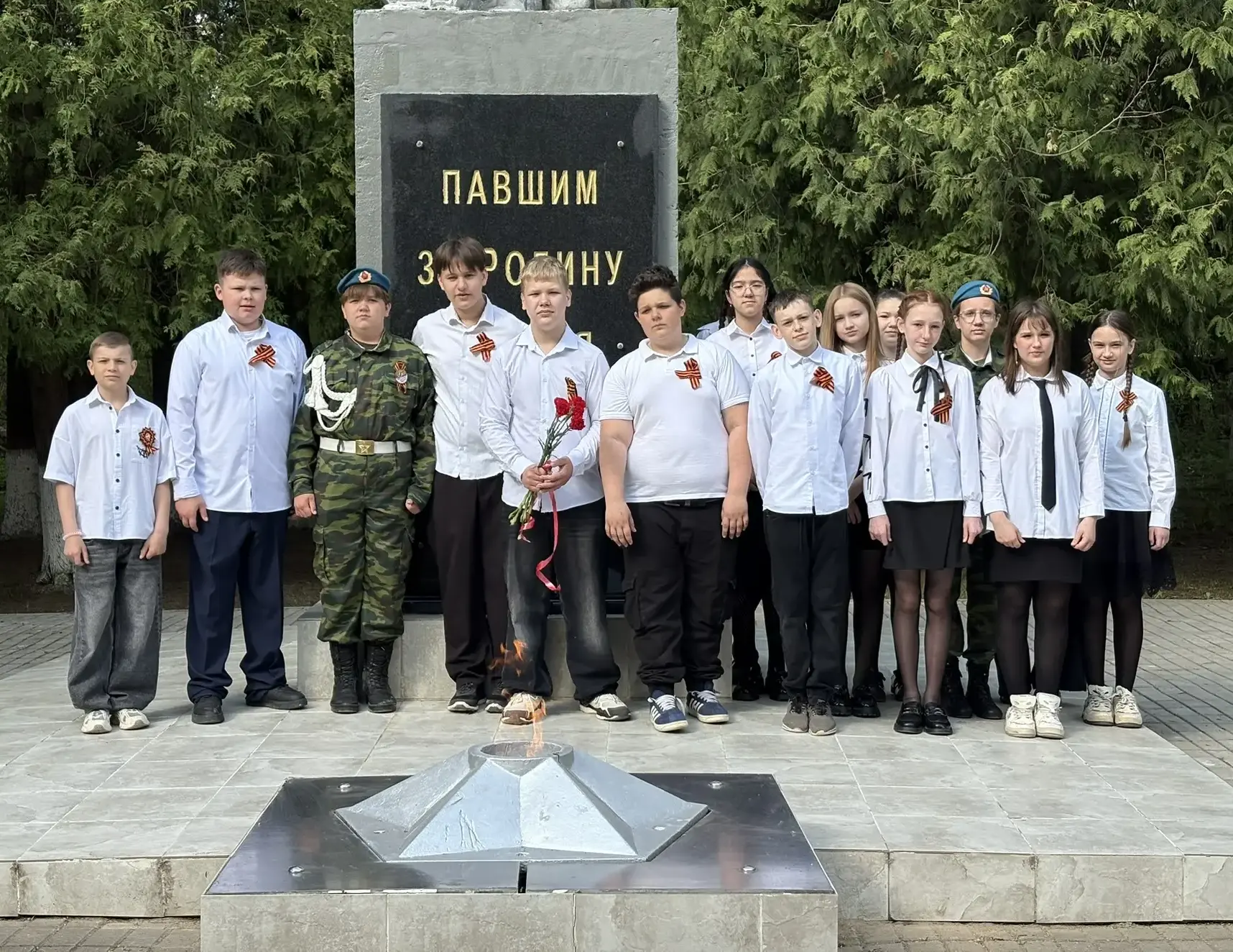 🌟Связь поколений в действии! 🌟

Участники «Движения первых» из 6а и «Орлята России» из 3б классов 