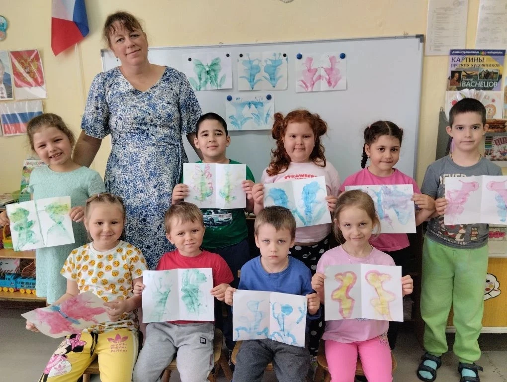Рисование в технике "ниткография" в старшей группе "Бабочка" и подготовительной группе ...
