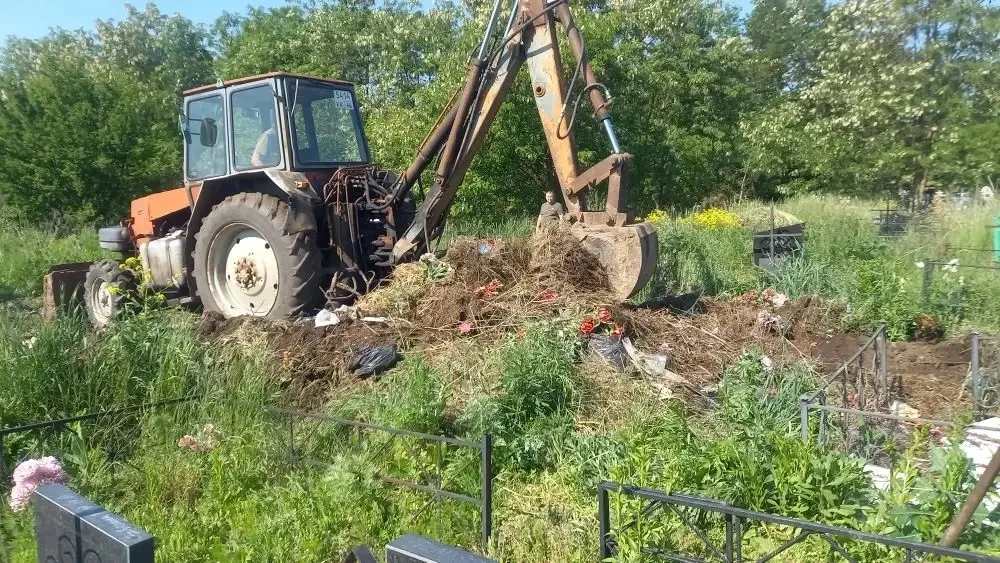В селе Долгое навели порядок на кладбище

В минувшую пятницу в селе Долгое прошли работы по уборке м