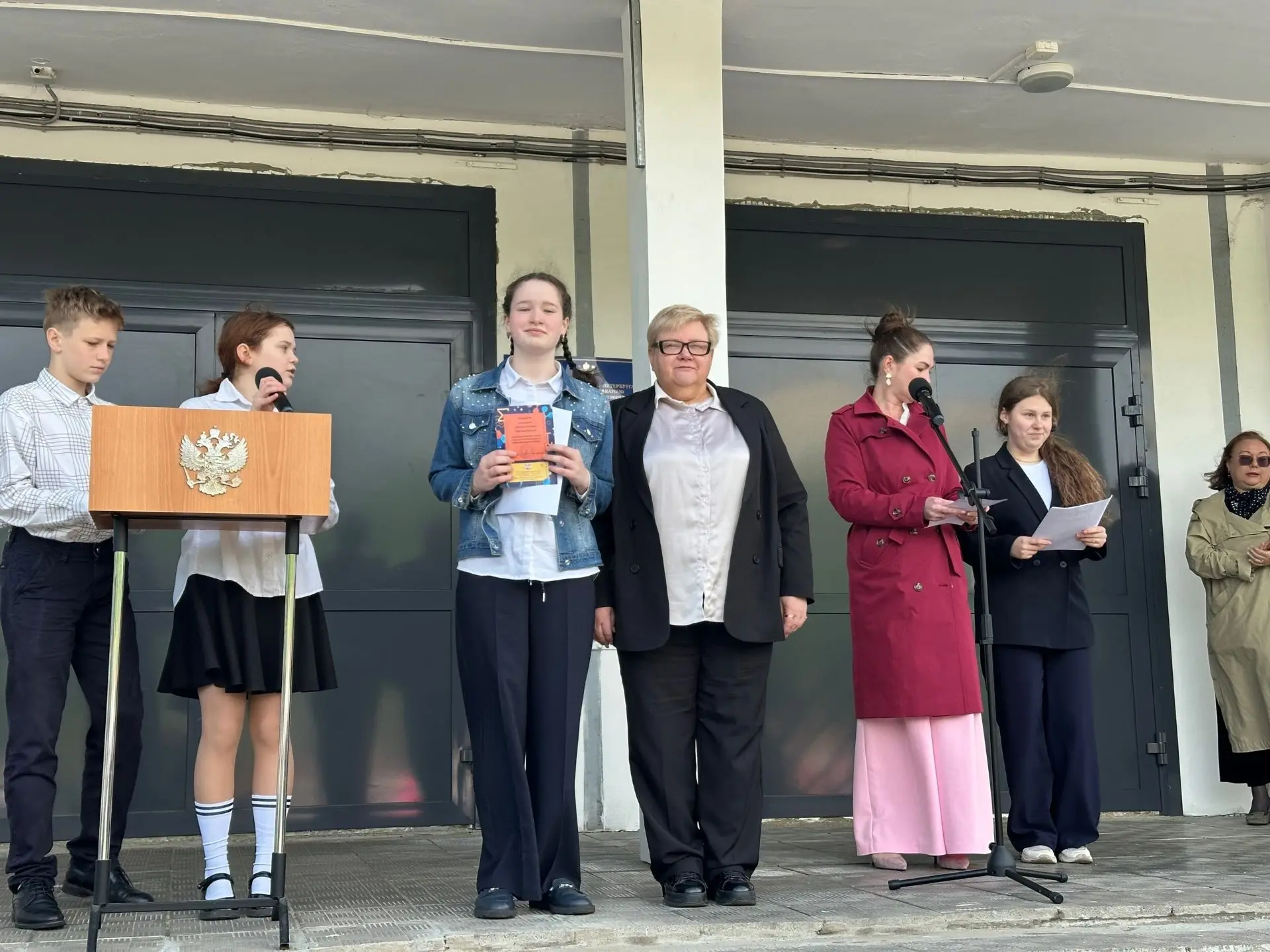 Привет, школа 👋  Утром понедельника наша школа вновь наполнилась праздничной атмосферой! Сегодня мы 