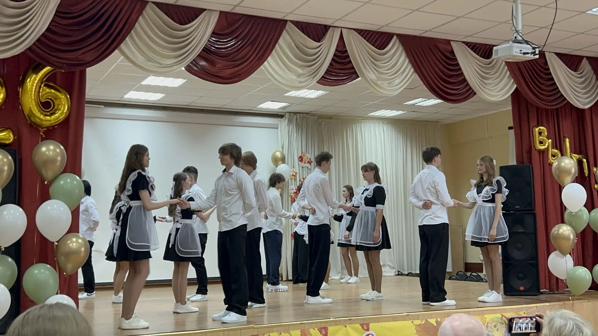 Сегодня для одиннадцатиклассников прозвенел последний звонок! 🔔 Праздничная атмосфера, строгие костю