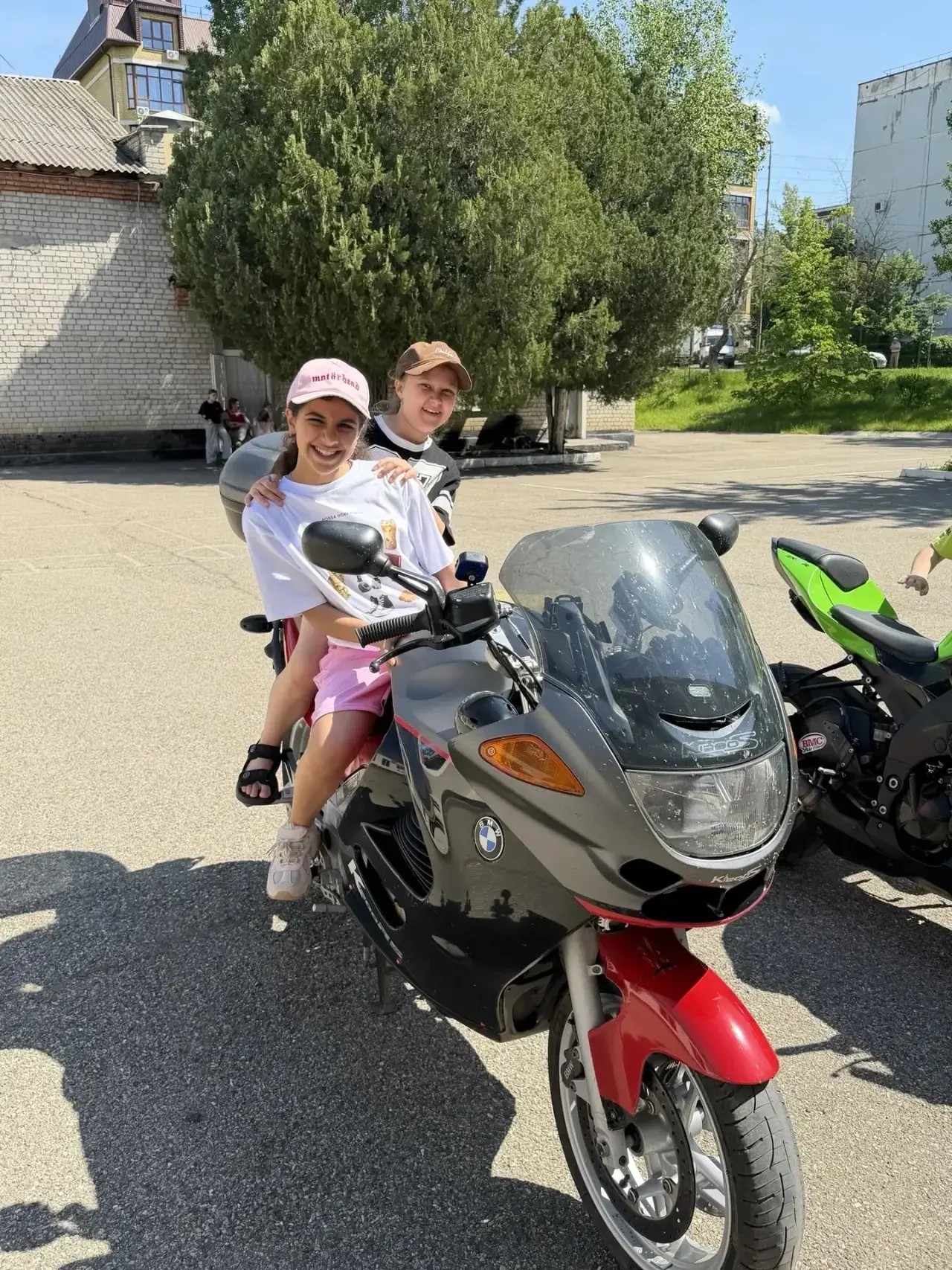 Байкеры, безопасность, химическое шоу и рамка мечты 🏍️🧪🎨

Сегодняшний день выдался по-настоящему 