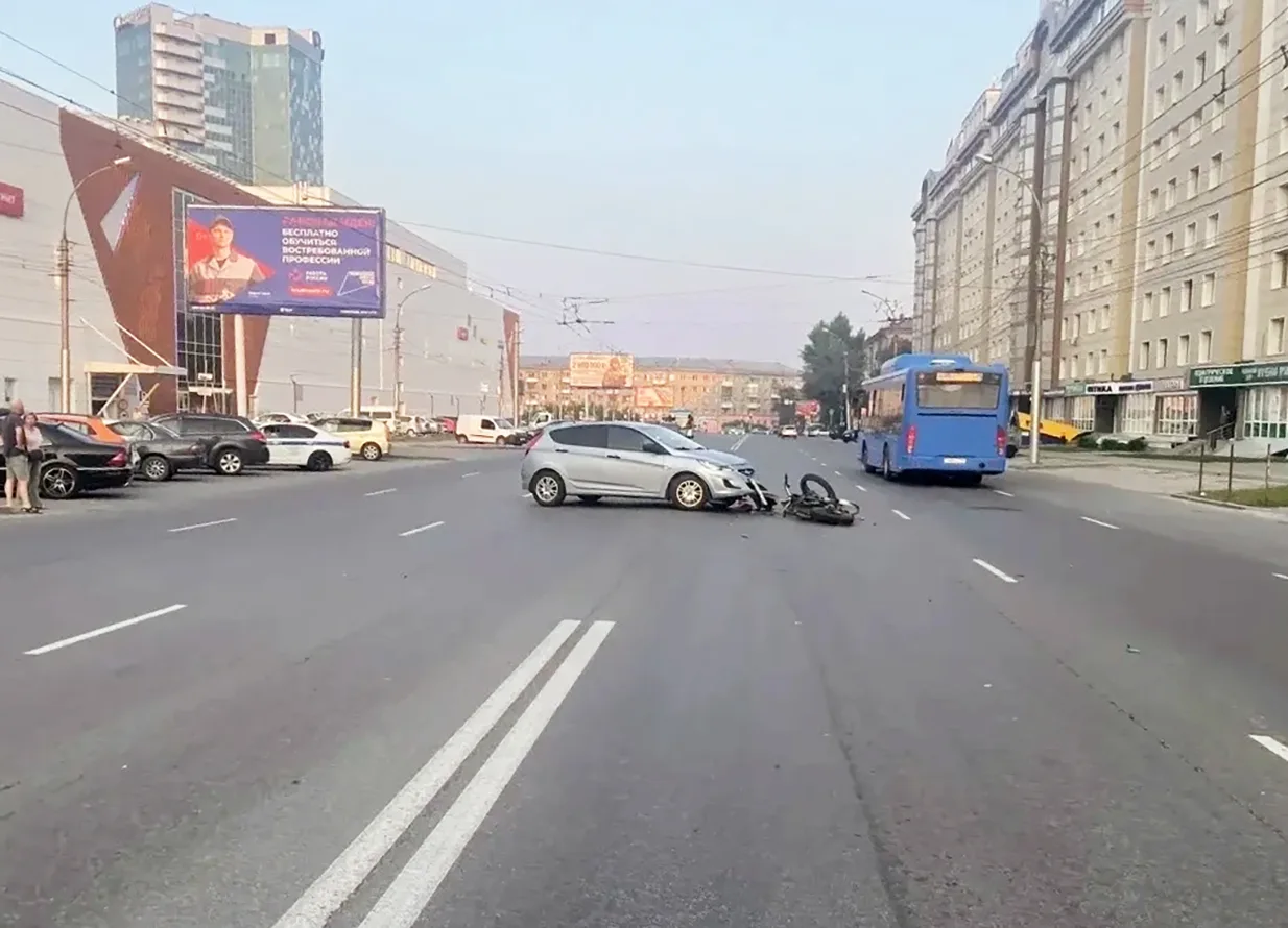 🚗🏍️ В Ленинском районе подросток на мотоцикле пострадал в ДТП. Вечером в воскресенье 51-летний вод