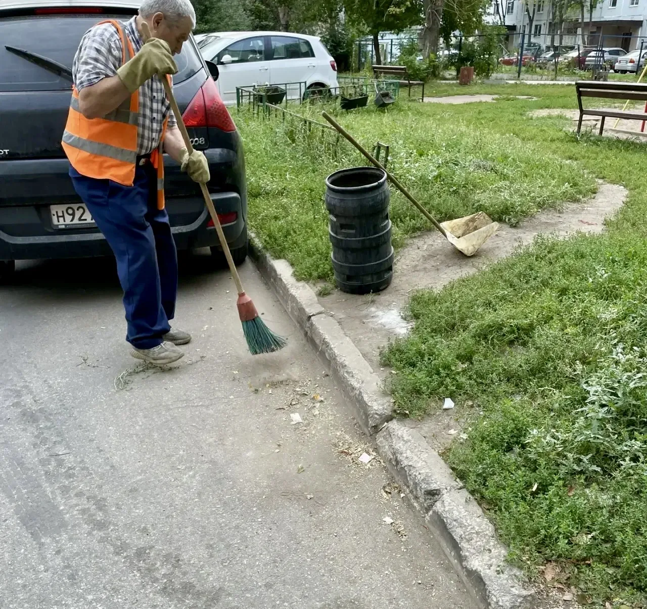 🧹Утренняя уборка придомовой территории по адресам: