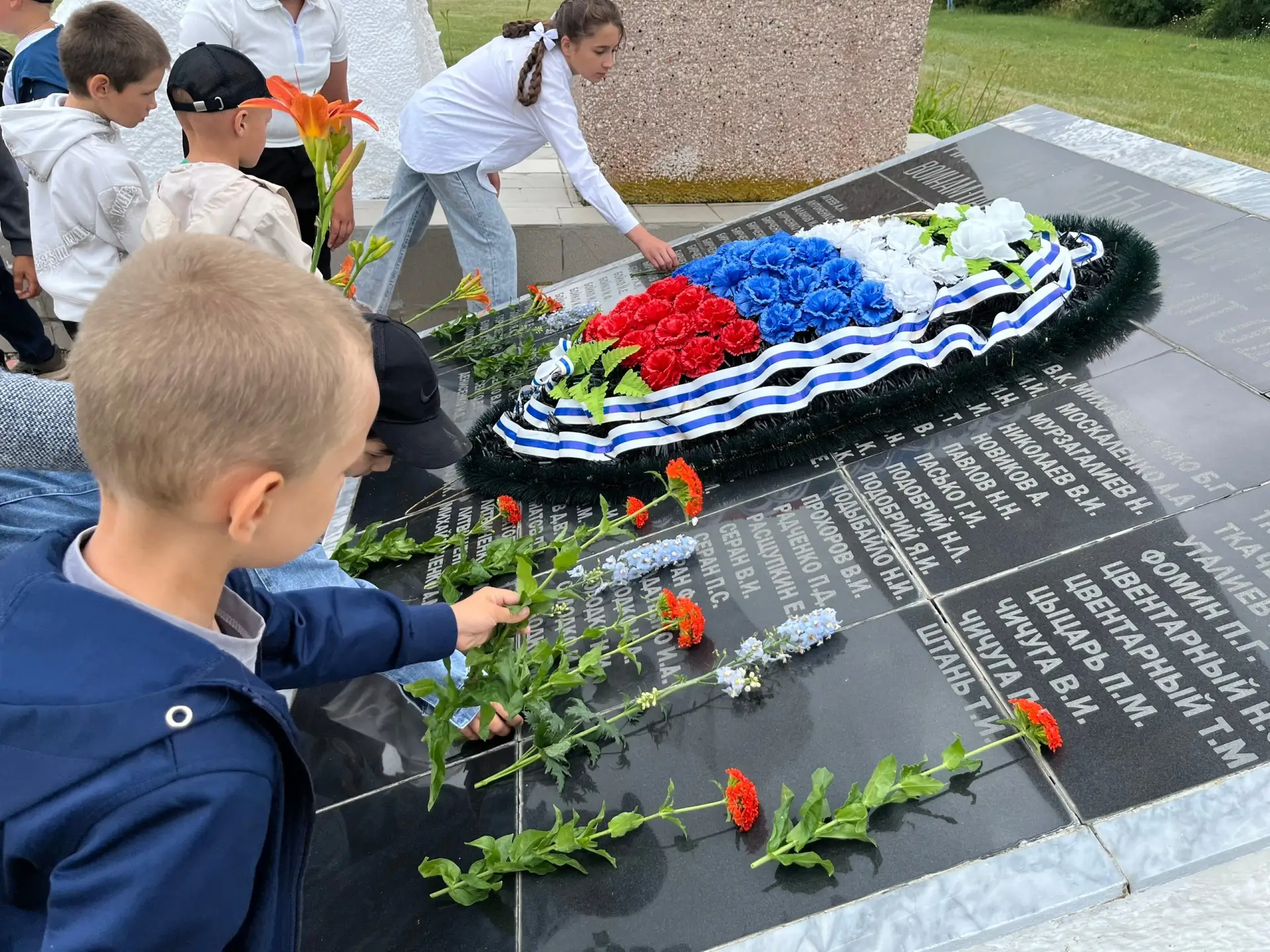 В День памяти и скорби дети по всей области зажигают свечи и возлагают цветы