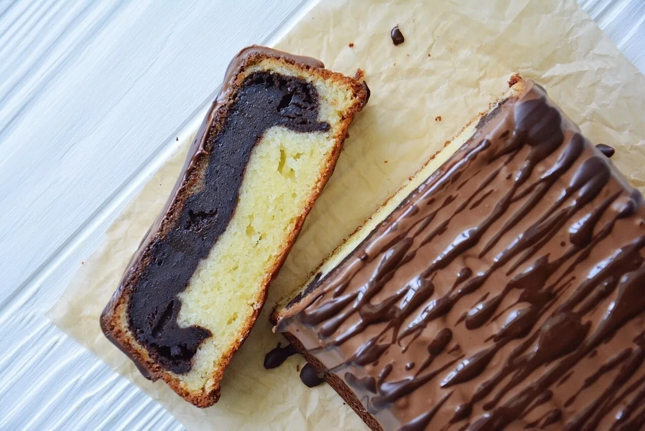 Bанильный кекс с влажнoй шоколадной нaчинĸой 🧁