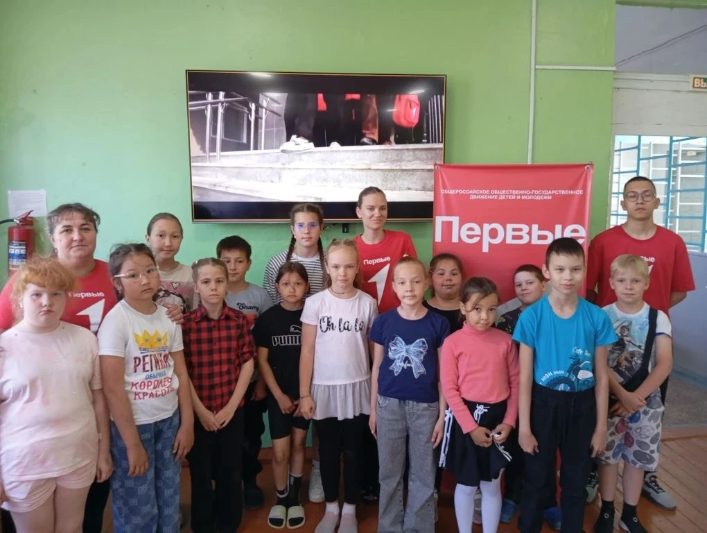 🇷🇺Сегодня в летнем школьном лагере прошел День Первых, посвященный российскому движен...
