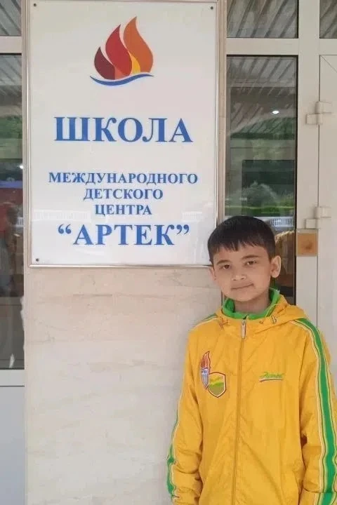 Хушнудбәк Йосопов Үрге Йәркәй ауылының 4-се һанлы урта дөйөм белем биреү мәктәбендә уҡый. Ул яҡшы уҡ