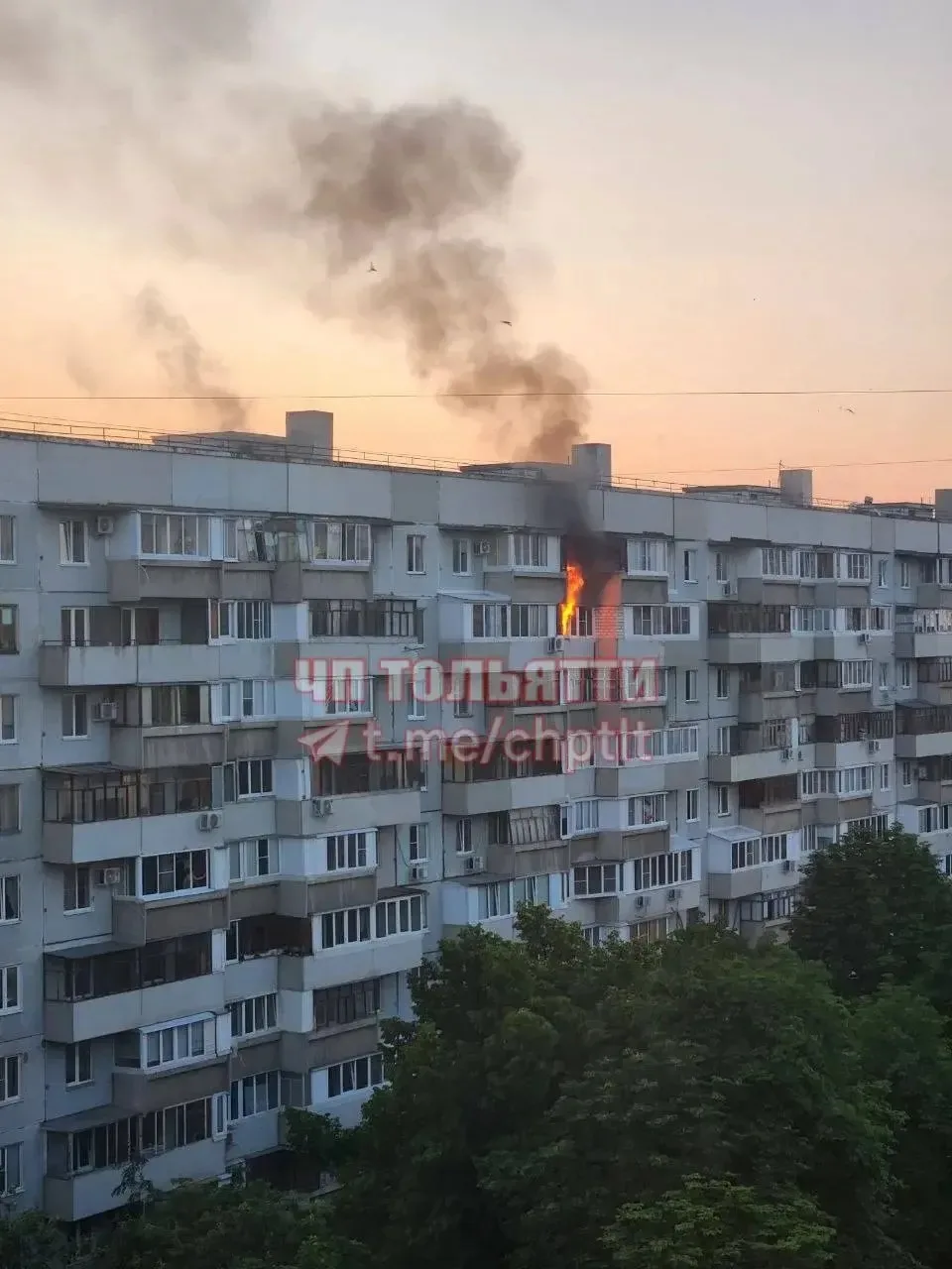 Горят 8 и 9 этажи. Автостроителей, 31.