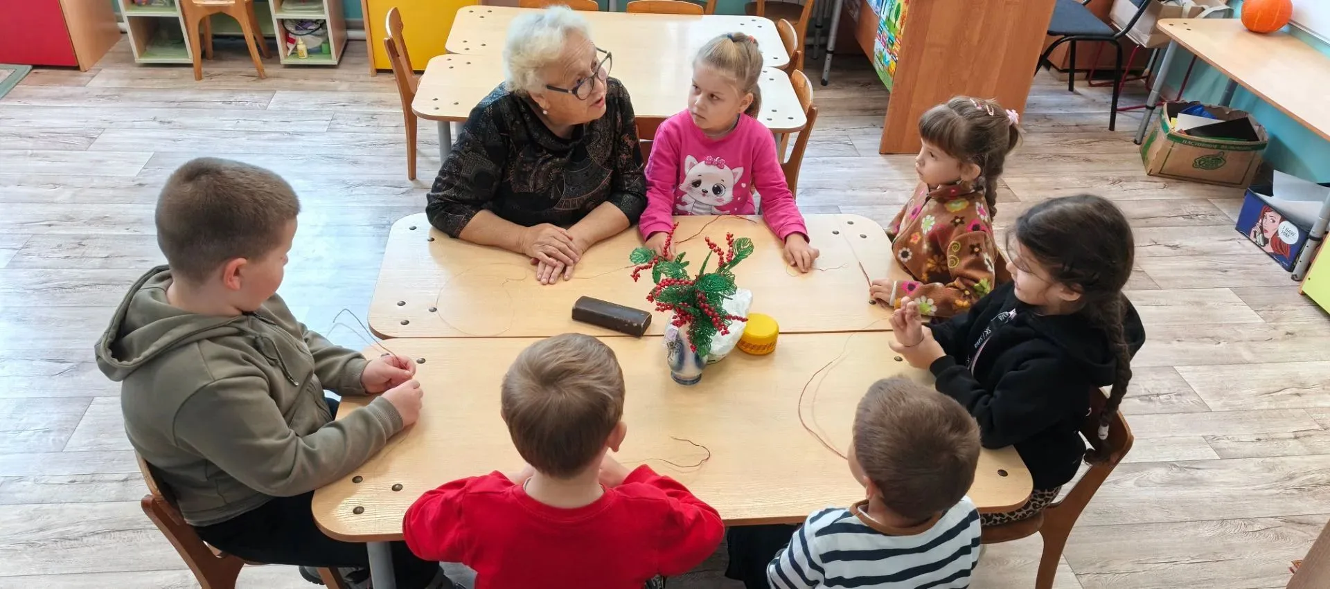 Сегодня в день пожилого человека нас посетила Шаманова Т. В. Она провела с детьми масте...