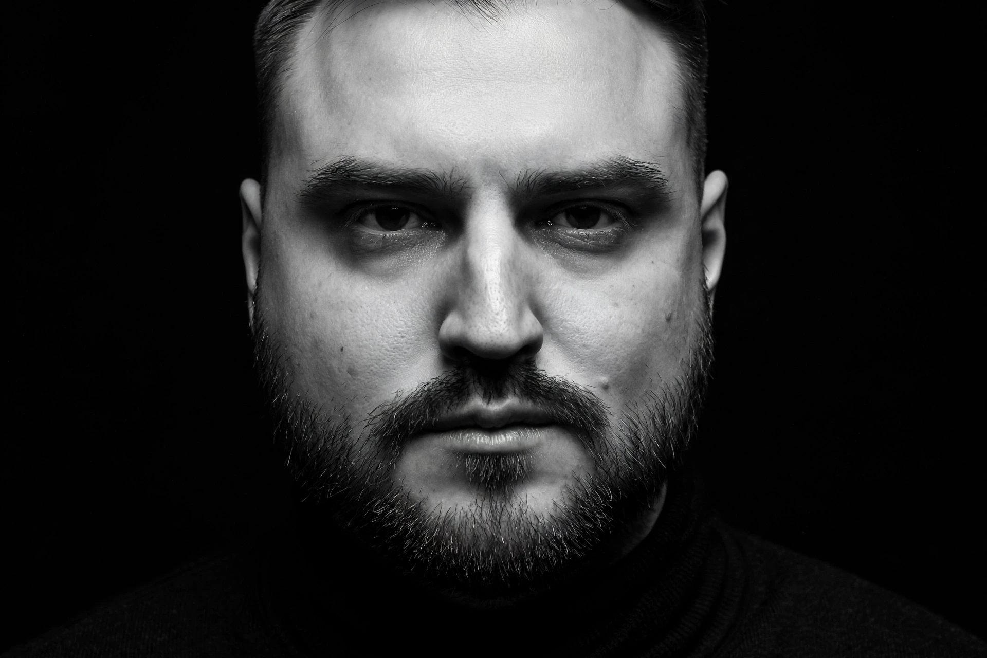 Я так прогнулся, что однажды стал тебе не нужен
Ты стала холодна ко мне, как тот холодный ужин
Мои н