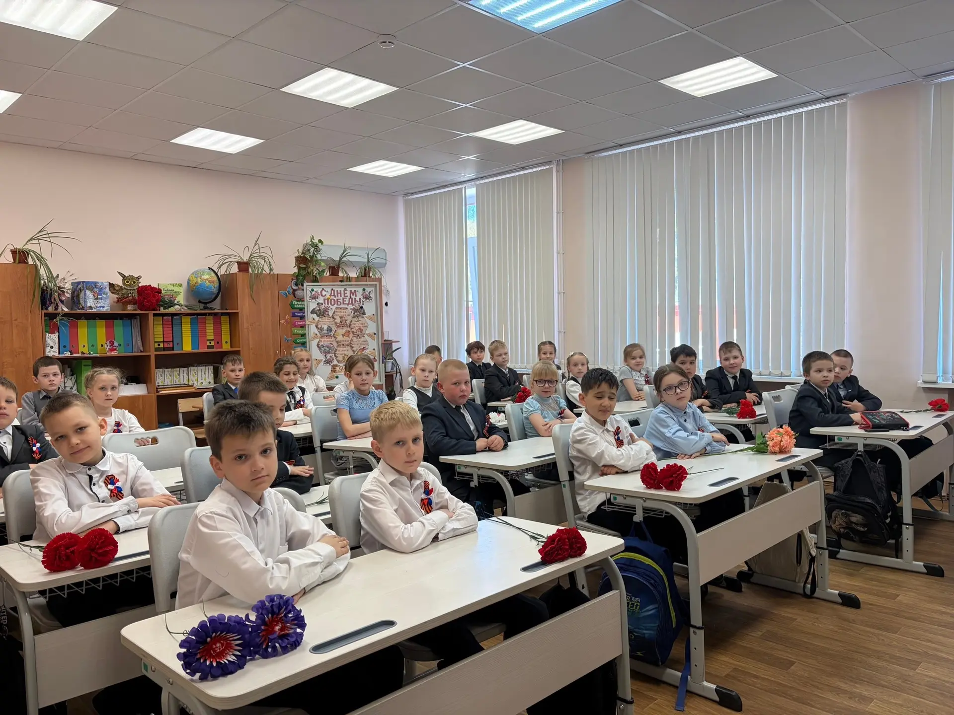 В преддверии 9 мая день в школе начался с торжественно-траурной радиолинейки, которая задала тон все