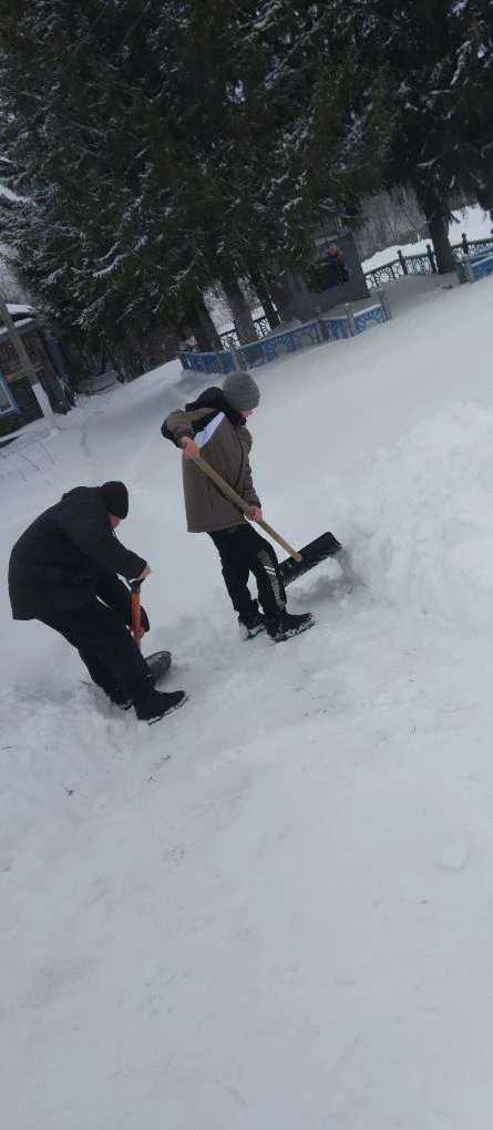 Волонтеры нашей школы вышли на расчистку памятника участникам Великой Отечественной вой...