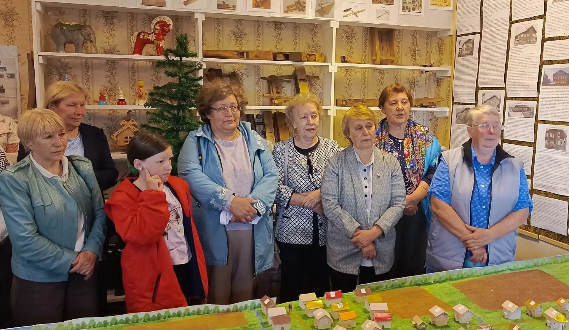 Сегодня в нашем школьном музее было по-настоящему многолюдно — казалось, будто сама история собрала 