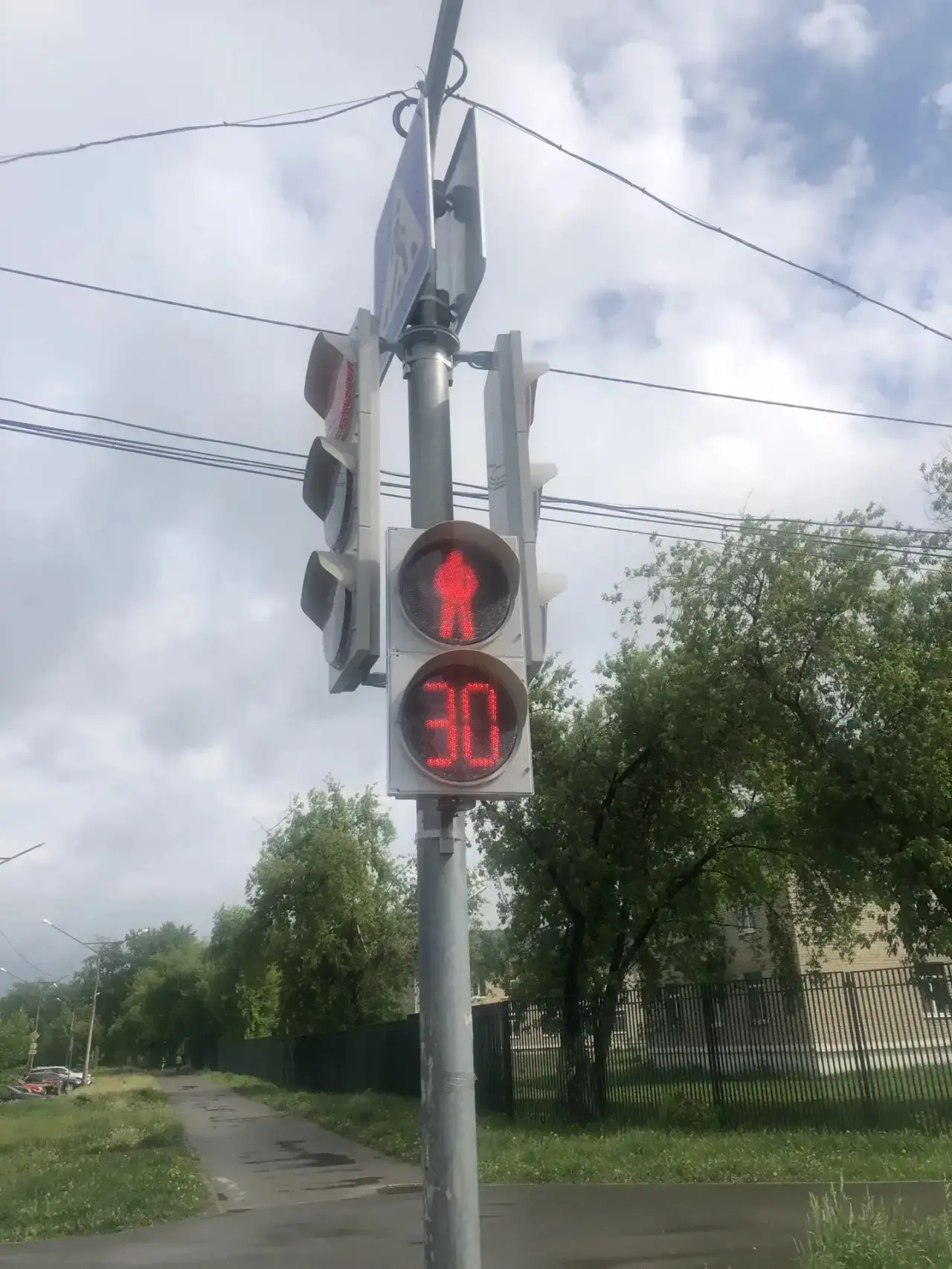 19-20 мая на перекрёстке Каменская – Калинина заменили старые светофоры.   С 2005 года там стояли ла