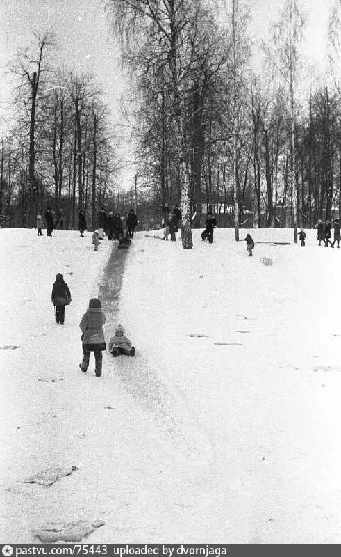 Ледяная горка на пруду в парке им. Петра Алексеева