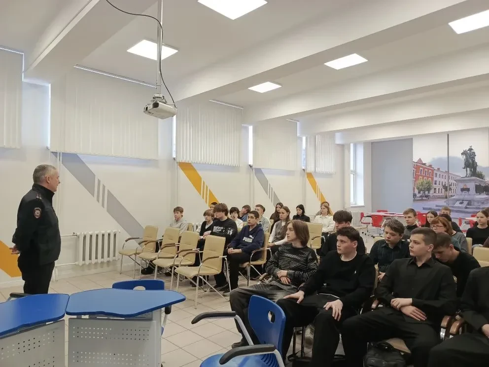 Профилактика, профориентация и диалог: подполковник полиции встретился с девятиклассниками гимназии.