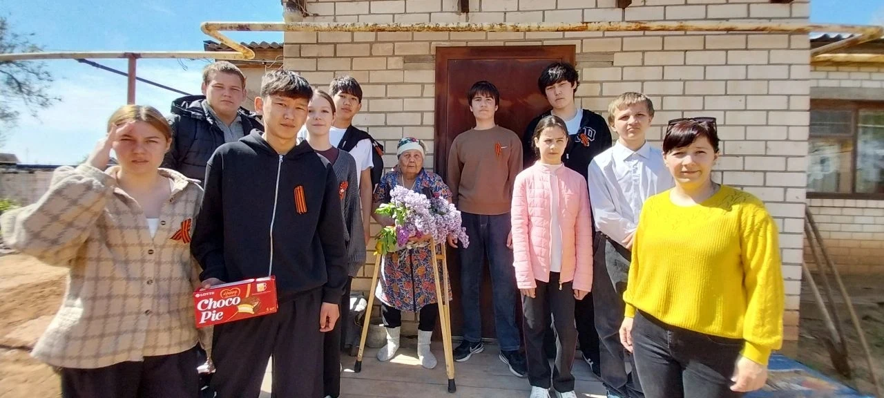 «Мы помним ваше детство, опаленное войной» ❤️🕊️
В преддверии Дня Победы наши ученики отправились по