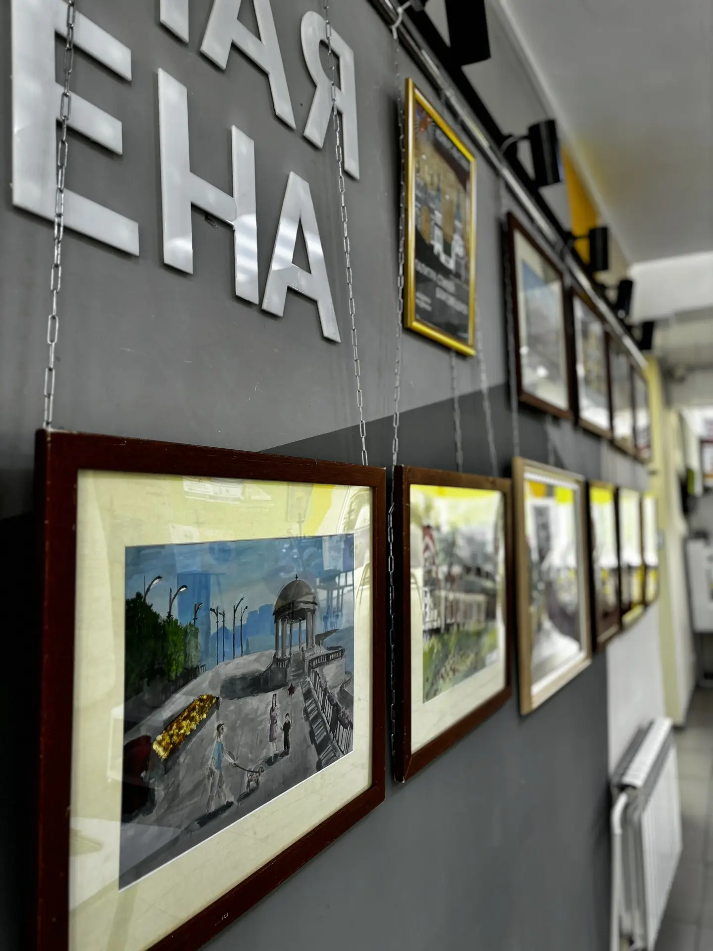 🎨🖼️ В библиотеке им. Б. Машука разместилась выставка творческих работ обучающихся художественной ш