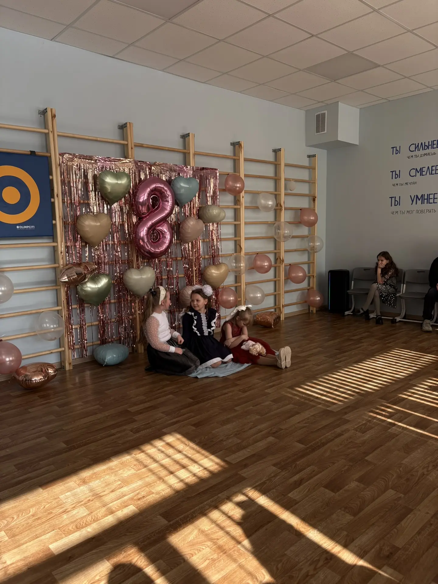 🌸 Праздник нежности и любви: 2Е класс поздравил мам и бабушек с 8 Марта! 🌸  В этот чудесный весенний