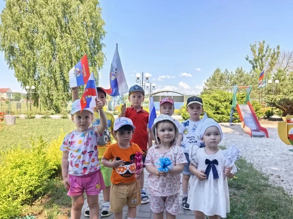 В преддверии Дня России в детском саду «Лучик» Прелестненской школы прошёл тематический день, посвящ