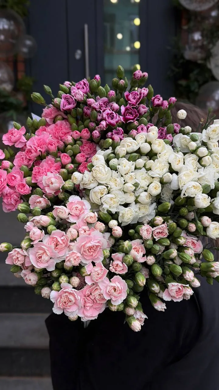 Поставить в вазу и наслаждаться 🌸

В наличии кустовая гвоздика, разного цвета