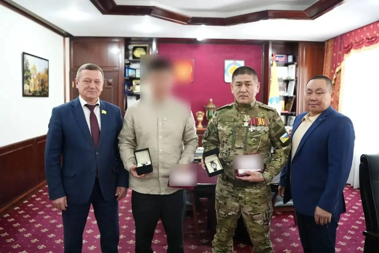 Военнослужащим из Калмыкии вручили медали имени Эрдни Деликова
