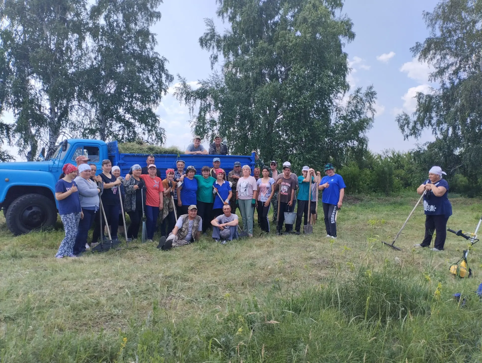 17 июня состоялся четвертый субботник на кладбище д. Новоказарино. Около 40 человек дружно трудились