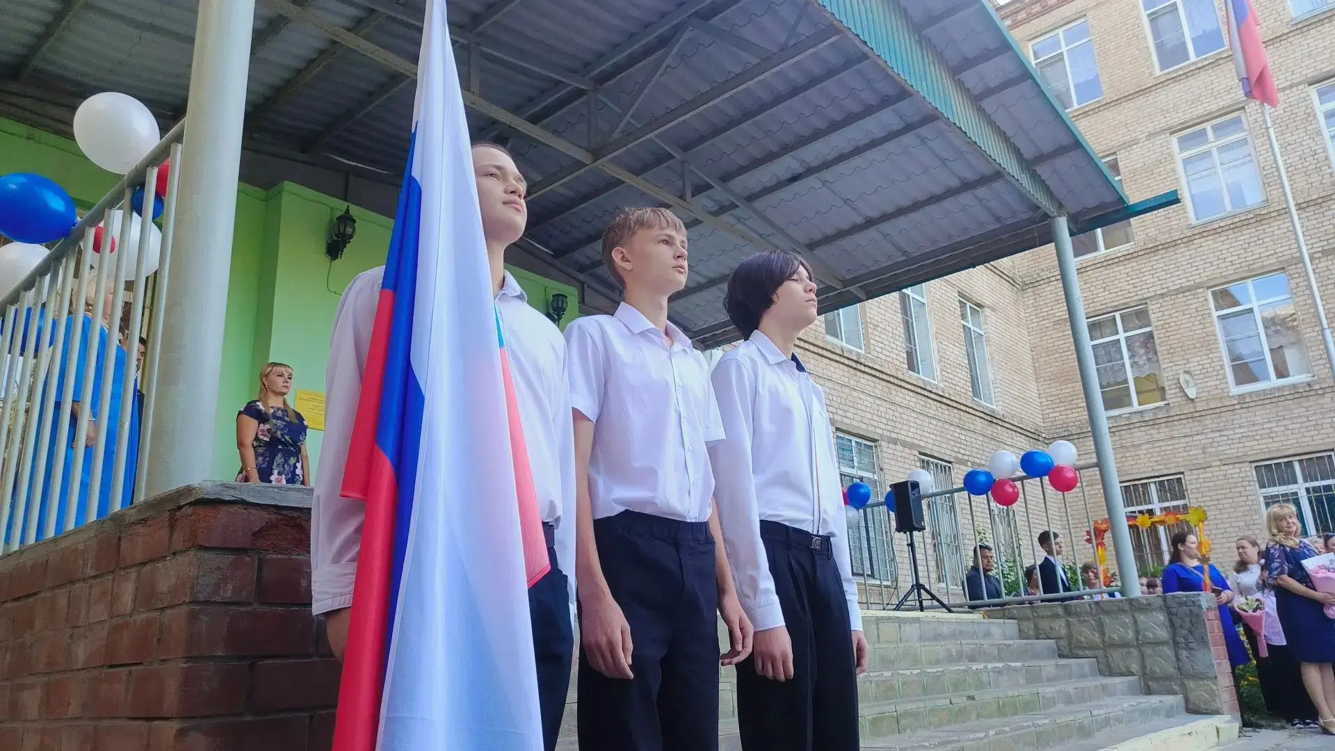 Снова в школу! Сегодня на школьном дворе проведена торжественная линейка, посвящённая Д...