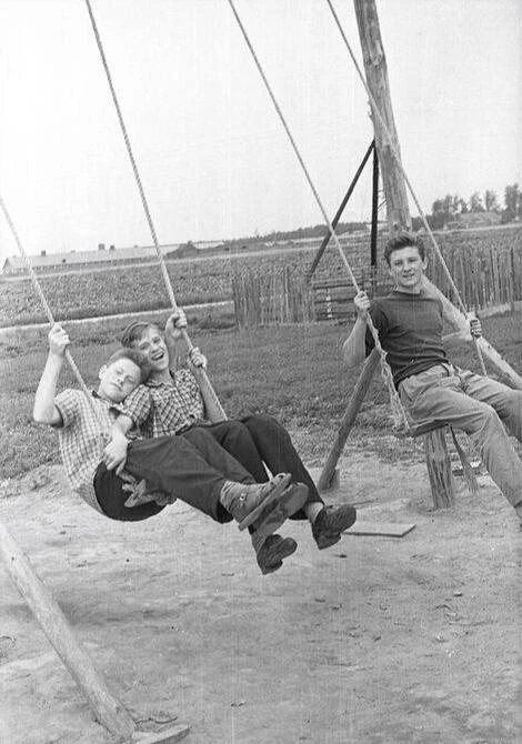 Качели в совхозе завода «Серп и Молот», 1961