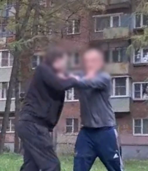 Рецидивист два раза ударил ножом во дворе.