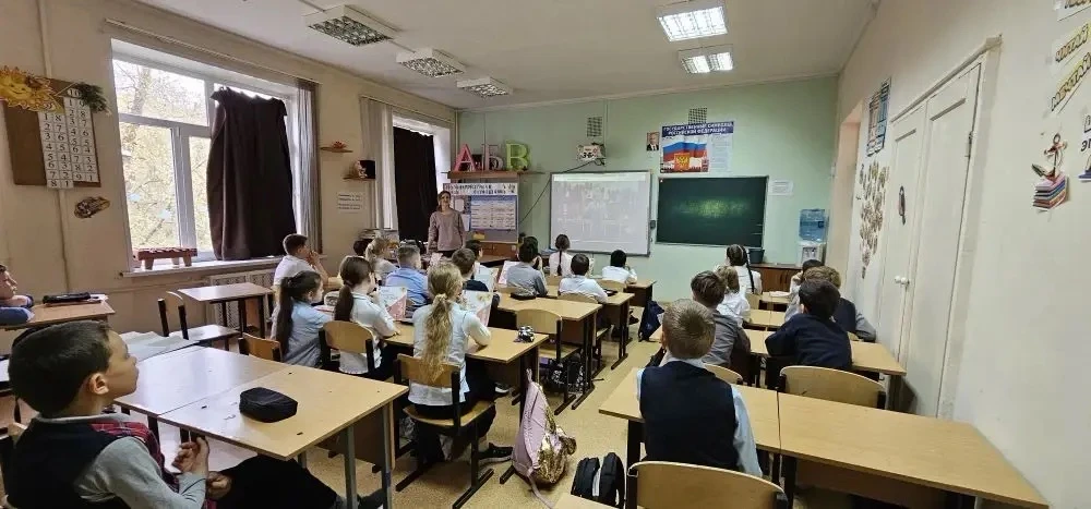 Традиционно неделя началась с поднятия флага и исполнения гимна. А на уроке разговоры о важном "День