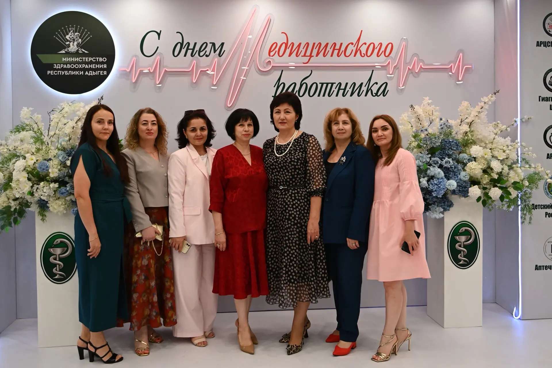 День медицинского работника, который ежегодно отмечается в 3-е воскресенье июня, объеди...