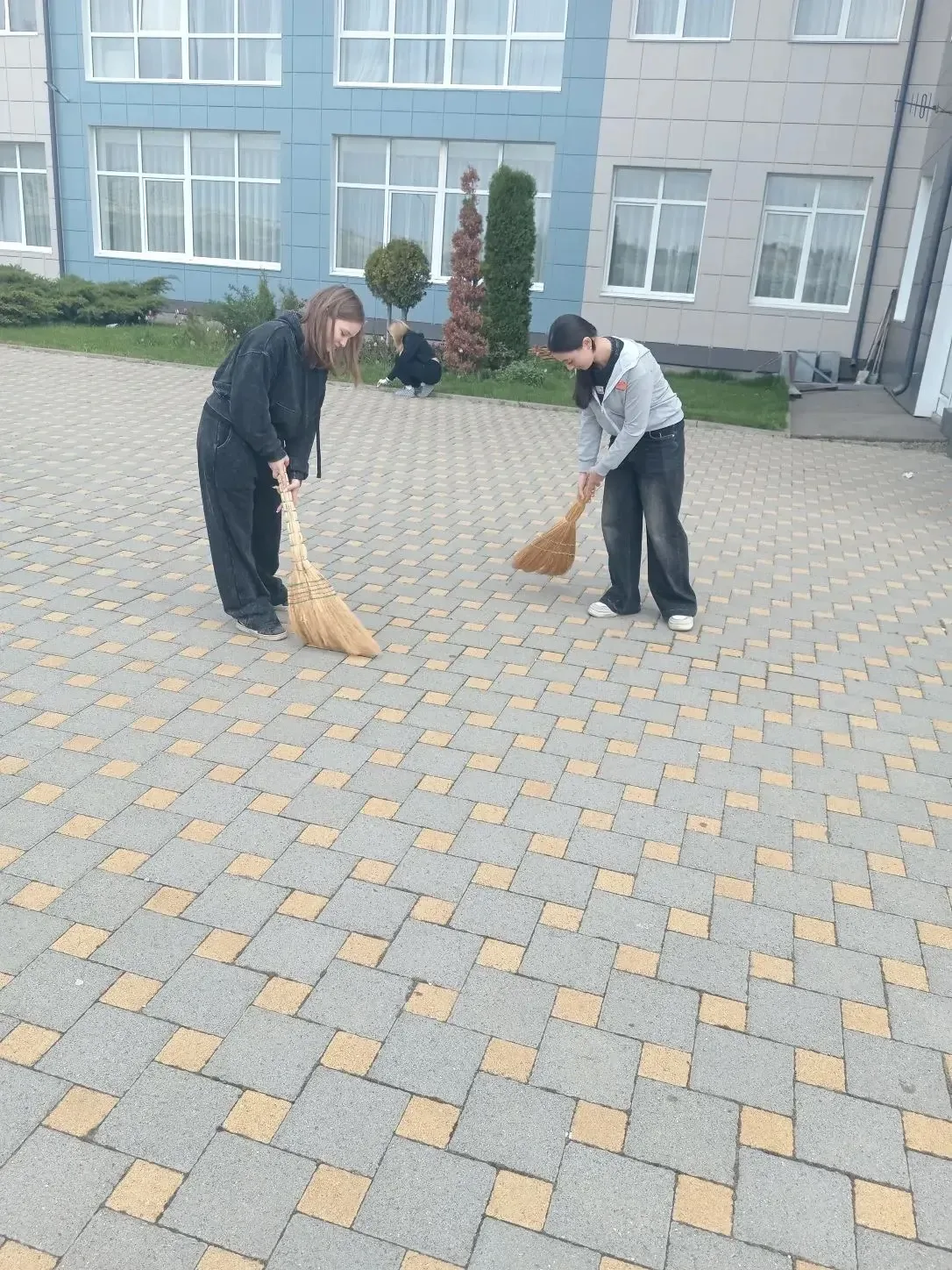 🌿 Субботник в нашей школе!🌿  В нашей школе прошёл субботник. Ученики, учителя вместе убирали террито