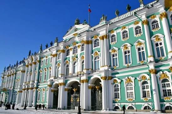 Однажды на чердаке Зимнего дворца обнаружили… корову.

Стали выяснять, как она туда попала и кто вин