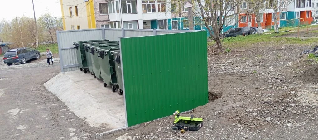 Произведен ремонт контейнерной площадки по ул. Карбышева, д. 14, с организацией пандуса для удобства
