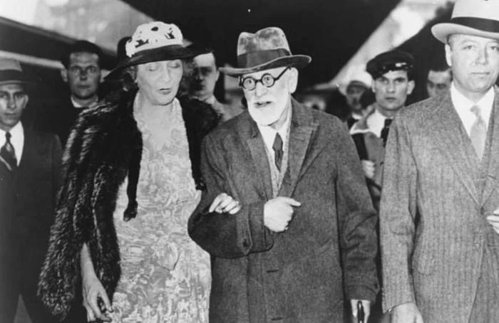 В 1938 году Адольф Гитлер присоединил к Германии Австрию, с молчаливого ободрения миров...