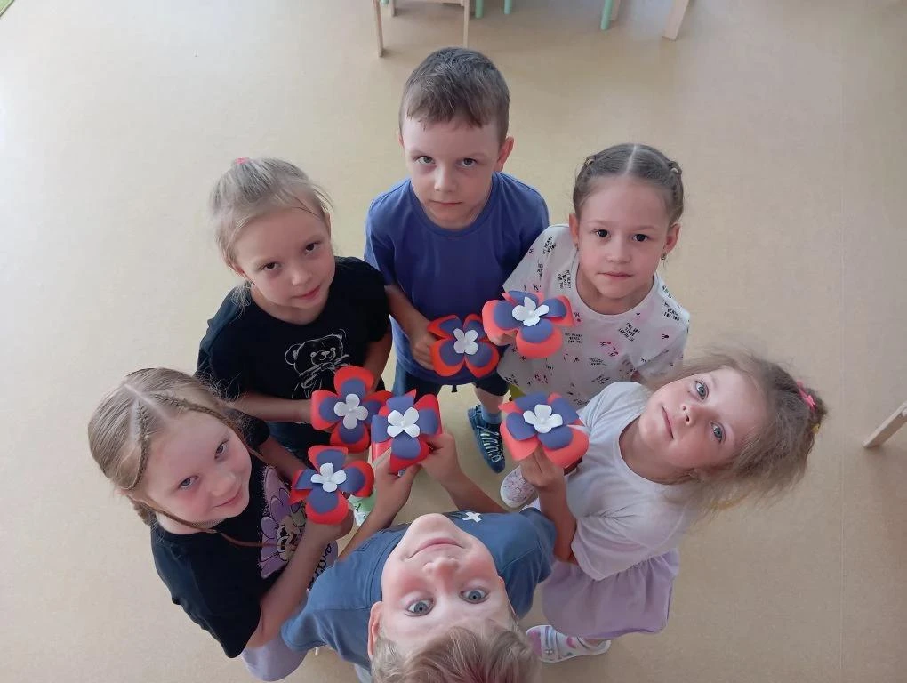 🥳 С Днем России, дорогие друзья! Желаем, чтобы в каждом доме царили мир и согласие, чтобы дети росл