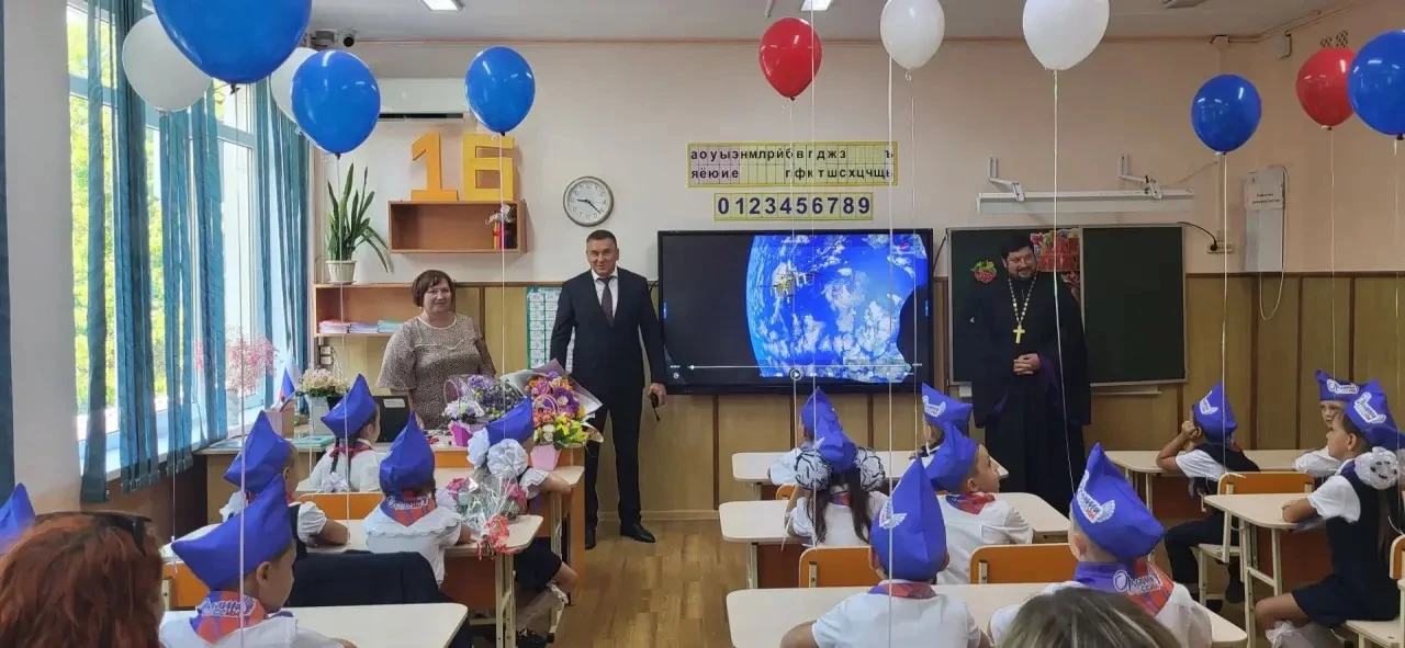 Сегодня в нашей школе состоялась торжественная линейка, посвящённая началу учебного год...