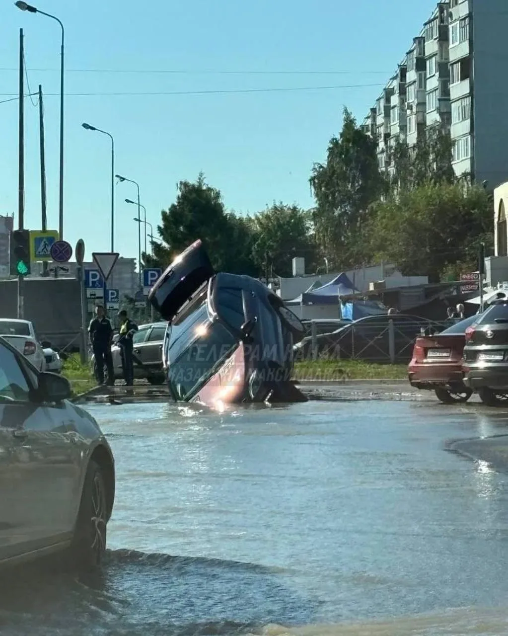 📰Автомобиль утянуло в провал на дороге на ул.Адоратского в Казани