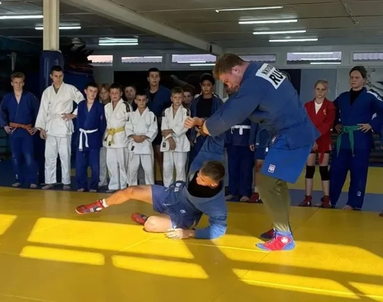 🥋 Мастер-класс от чемпиона Европы

В зале борьбы спортивной школы «Восход» станицы 
Старовеличковск
