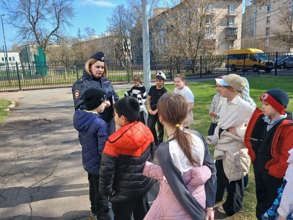В очередной раз инспектор ГБДД провела беседы с ребятами по правилам дорожного двидения.
