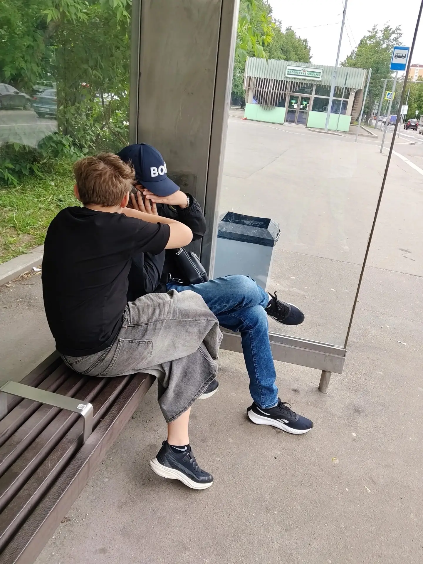 Надеюсь родители узнали свох героев, сидели на остановке на сиреневом бульваре, ругалис...