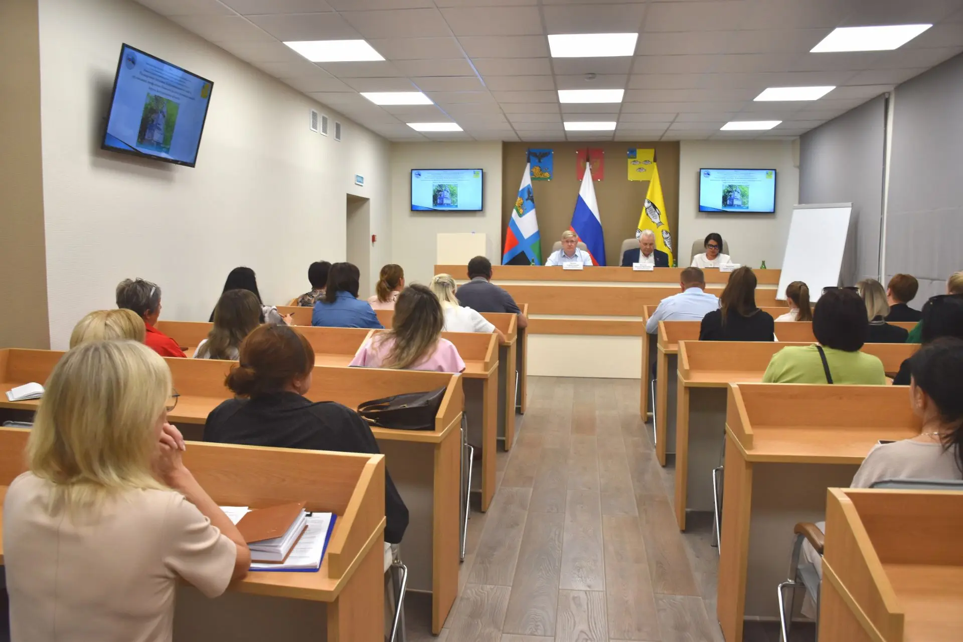 Вместе с председателем Белгородского областного объединения организаций профсоюзов Нико...