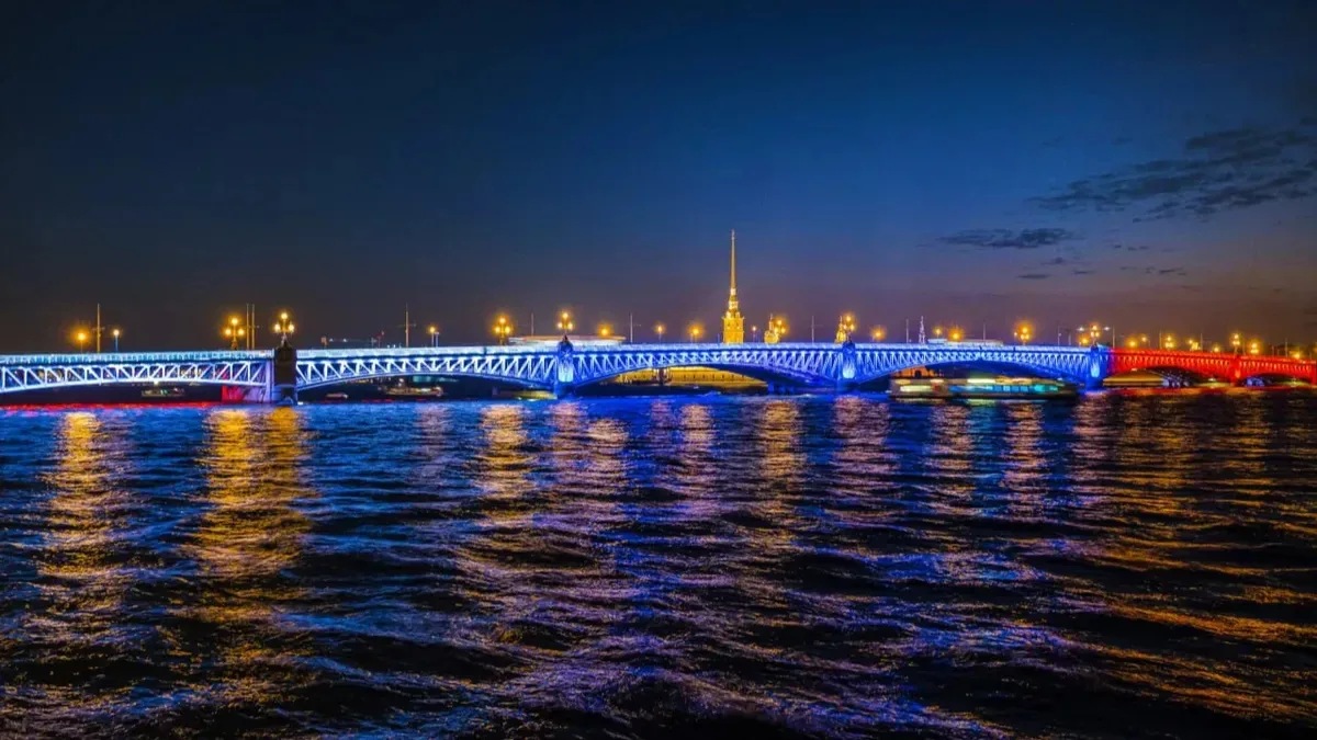 Мосты и «Лахта Центр» в Петербурге подсветят цветами российского флага