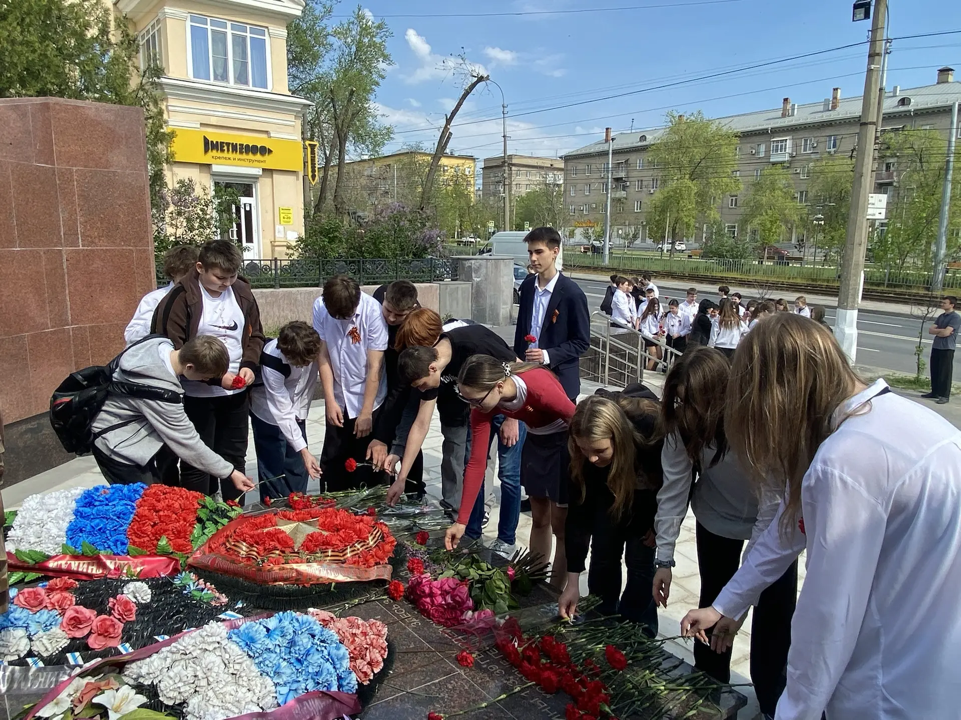 Сегодня учащиеся 8б и 8в классов приняли участие в патриотической акции по возложению цветов🥀  Ребят