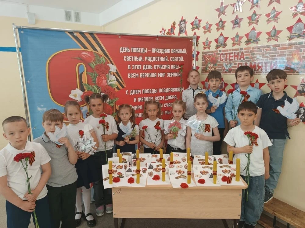 В  1-м классе состоялся мастер-класс, посвящённый 9 Мая. Первоклассники создавали симво...
